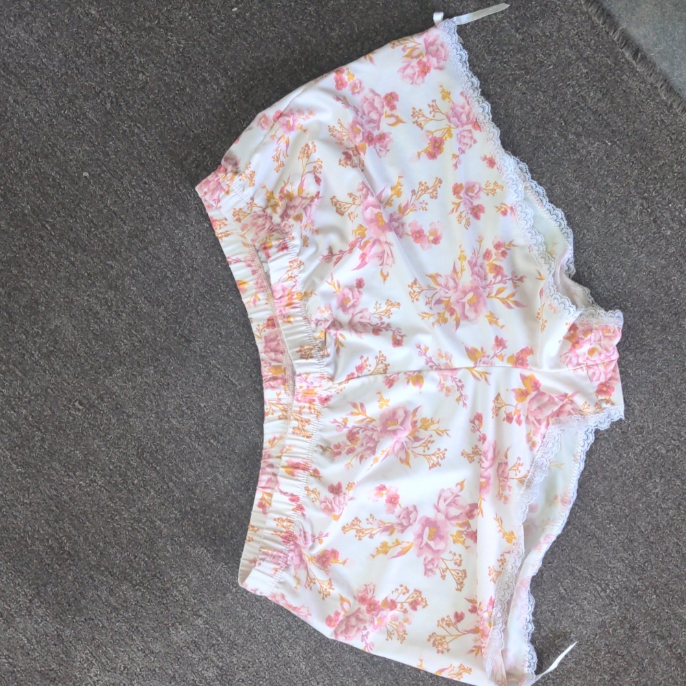 Floral lacy shorts